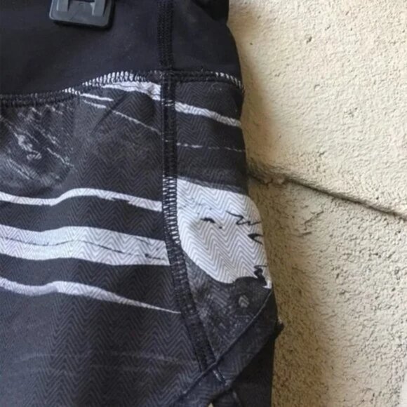 RARE Lululemon Speed Short Marbled Mix Speed Short White Black - Picture 5 of 8